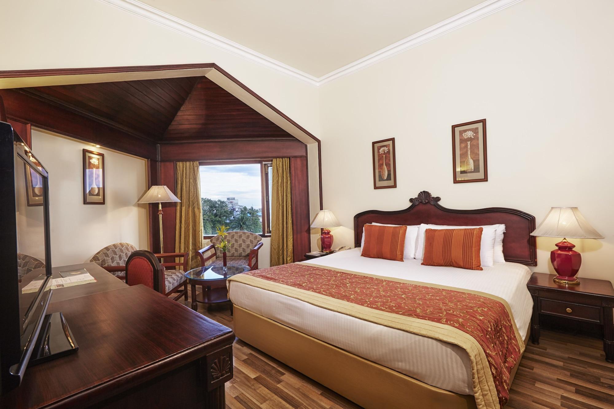The Gateway Road, Hotel