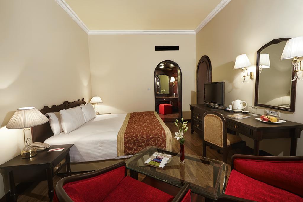 The Gateway Road, Hotel 5*