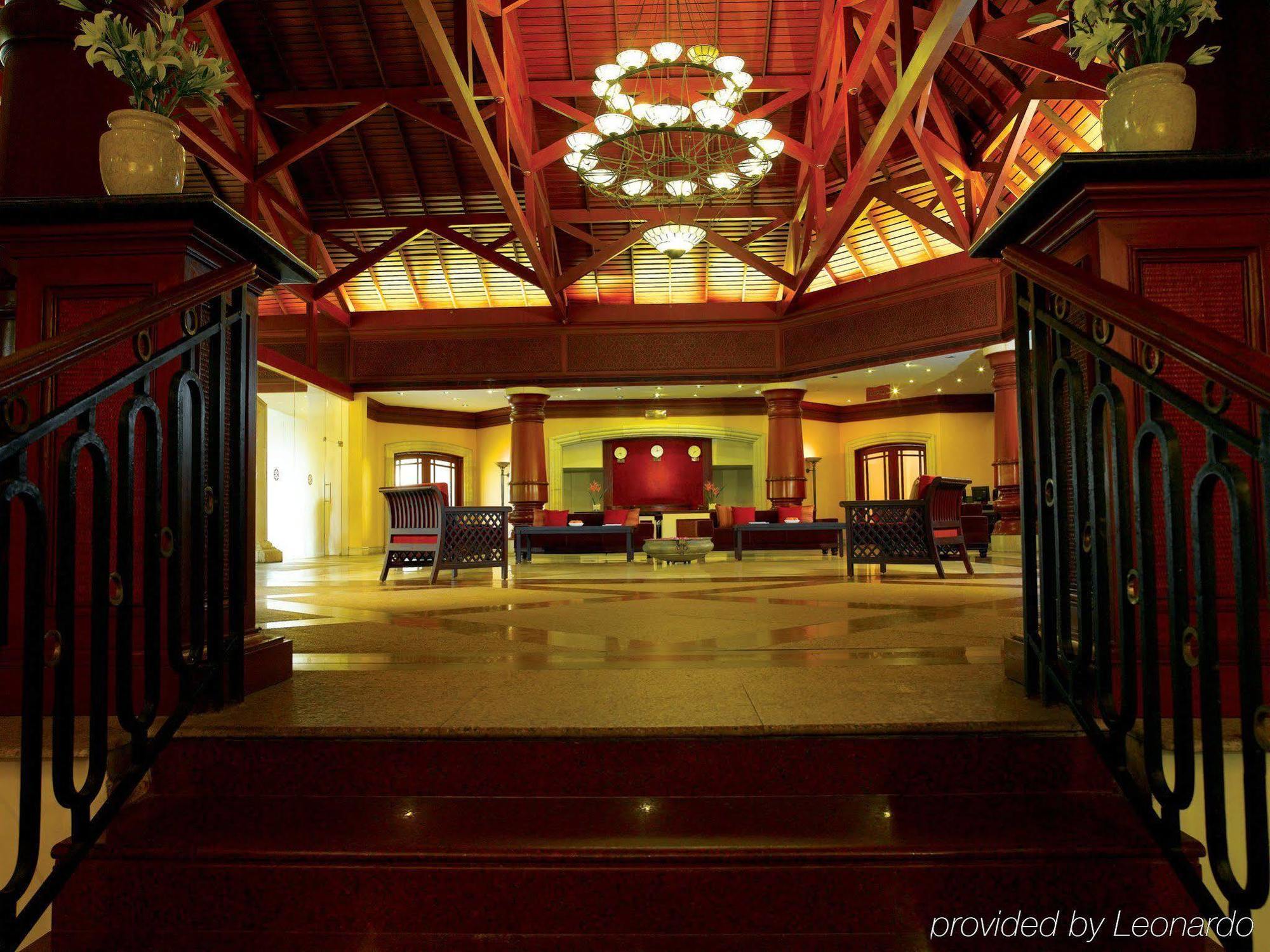 The Gateway Road, Hotel